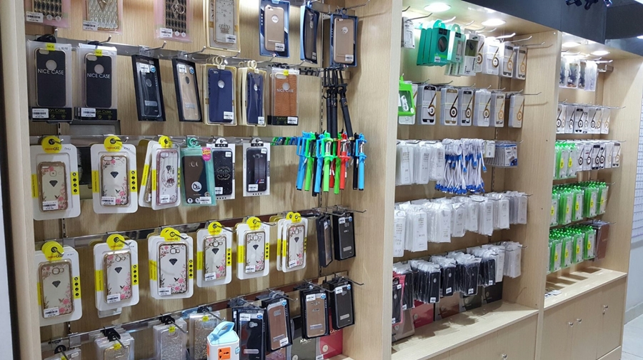 Mở cửa hàng nhỏ bán phụ kiện điện thoại cũng là giải pháp cho những ai muốn kinh doanh với số vốn ít.