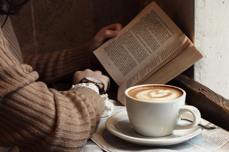Nhiều bạn trẻ chọn quán cà phê đẹp, có không gian yên tĩnh để đọc những cuốn sách hay.