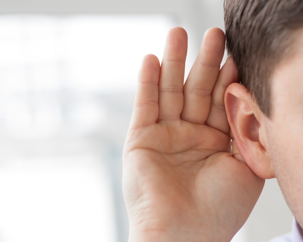 Lắng nghe chính là một dạng kỹ năng góp phần làm thành công trong giao tiếp.
